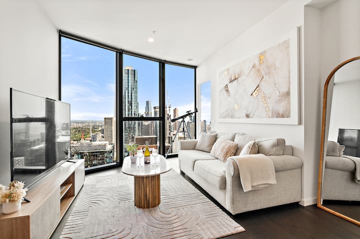 SkyHigh Coast living space and city outlook